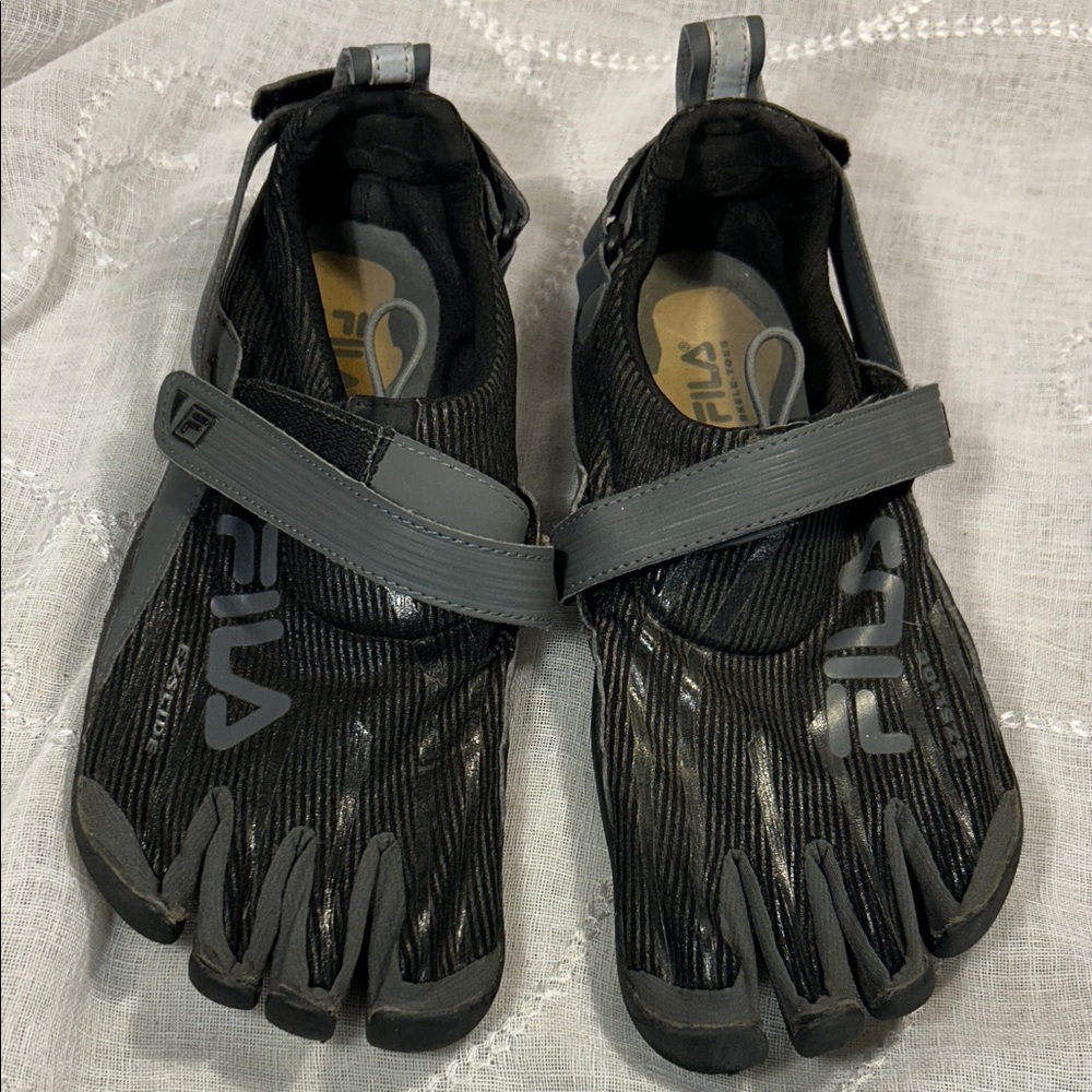Fila skele toes black athletic shoes
